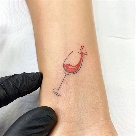 30 Diseños de tatuajes de copa de vino y su significado